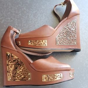 8.5M Vince Camuto wedges with gold metal details